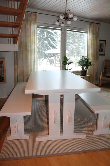 Koivusta tehty, perinteinen pirttikalusto modernilla valkolakkauksella.