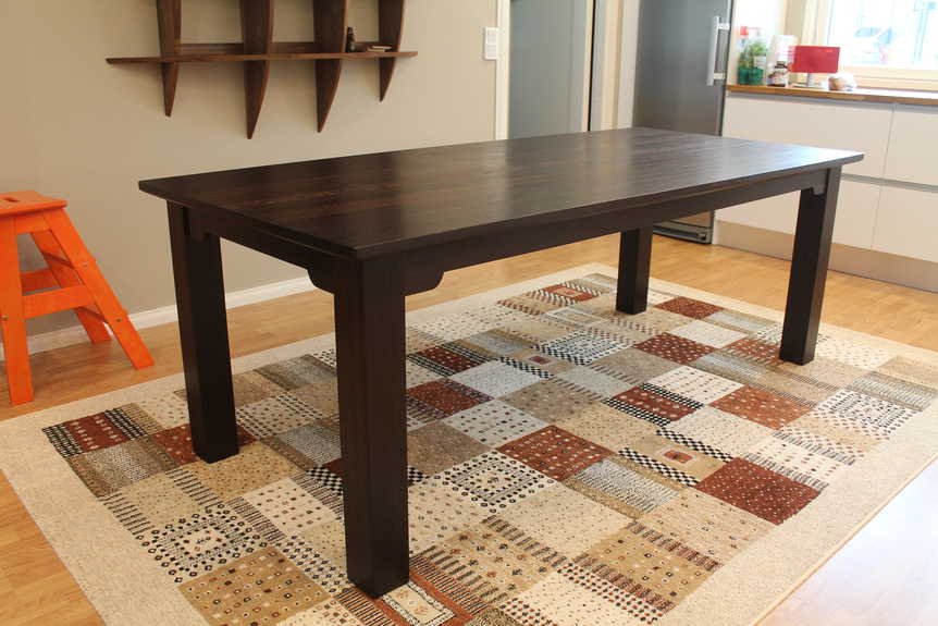 Japanilaistyylinen ruokapöytä vahatusta Wenge-puusta.