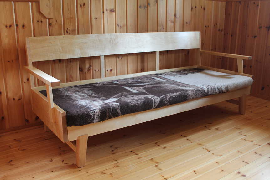 Koivupuinen vuodesohva esimerkiksi mökille.