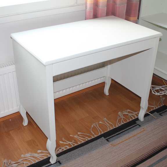 Rokokoo-tyylinen työpöytä.